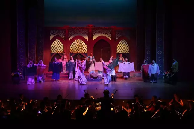 Muş'ta Üzeyir Hacıbeyli'nin 'Arşın Mal Alan' Opereti Sahnelendi
