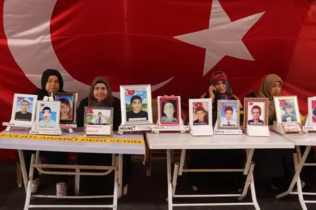 Diyarbakır anneleri, çocukları için oturma eylemini sürdürüyor