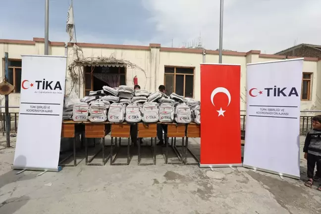 TİKA, Afganistan'daki İlkokul Öğrencilerine Çanta Dağıttı