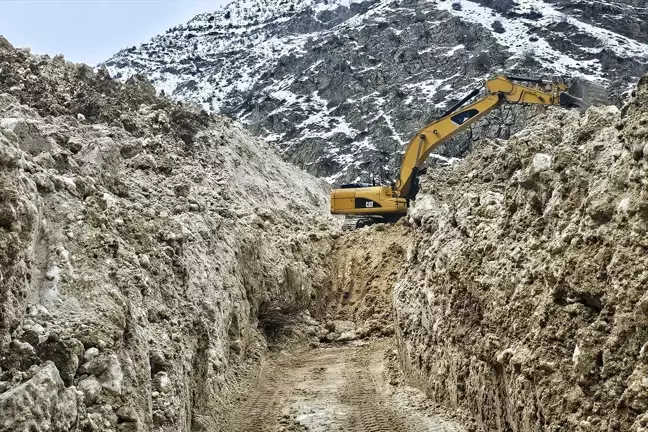 Van Çatak ilçesinde çığ düştü, yol çalışması başlatıldı