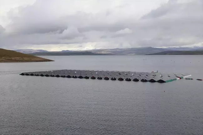 Tarım ve Orman Bakanı Yumaklı, Türkiye'nin ilk yüzer güneş enerjisi santralini inceledi