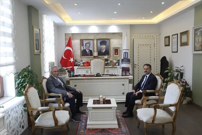 Çanakkale Belediye Başkanı Ülgür Gökhan Vali İlhami Aktaş'a veda ziyaretinde bulundu
