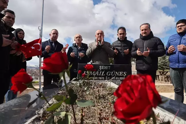 Muhsin Yazıcıoğlu ve İsmail Güneş, kabir başında anıldı