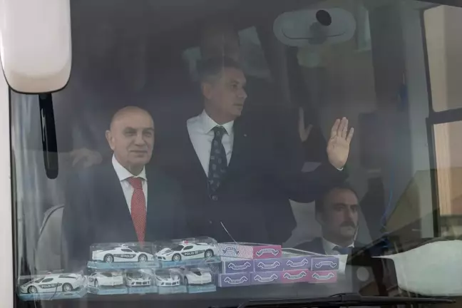 Turgut Altınok, Gölbaşı ve Mamak'ta Seçim Otobüsüyle Vatandaşları Selamladı