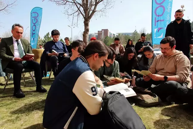 Tokat Gaziosmanpaşa Üniversitesi Rektörü Prof. Dr. Fatih Yılmaz, öğrencilerle kitap okudu