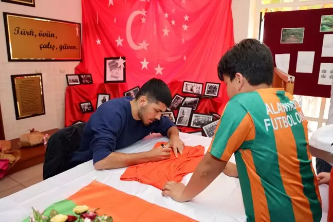 Corendon Alanyaspor Futbolcuları Şehit Abdullah Ümit Sercan Anadolu Lisesi'nde Öğrencilerle Buluştu