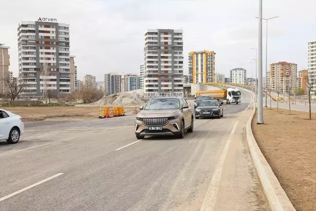 Kayseri Büyükşehir Belediye Başkanı Memduh Büyükkılıç, Togg'u kullanarak yeni yolu açtı