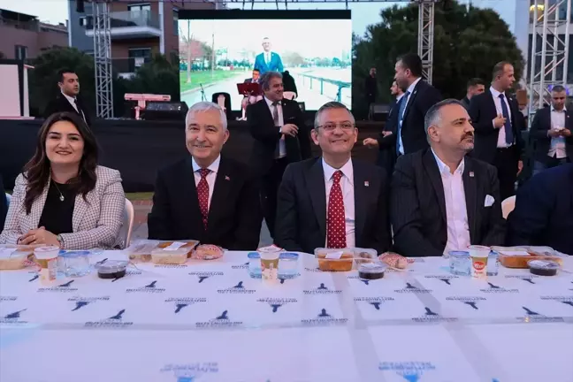CHP Genel Başkanı Özgür Özel İzmir'de iftar yaptı