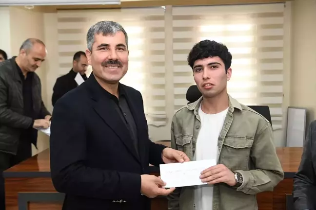 Muş Belediyesi, YKS ve LGS Deneme Sınavlarında Başarılı Olan Öğrencilere Ödül Verdi