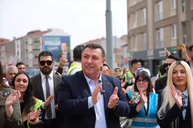 AK Parti Odunpazarı Belediye Başkan Adayı Özkan Alp, Emek Mahallesi'nde Yürüyüş Gerçekleştirdi