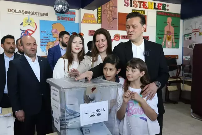 AK Parti Eskişehir Büyükşehir Belediye Başkan Adayı Nebi Hatipoğlu Oy Kullanmak İçin Okula Gitti