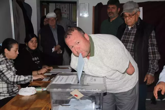 Antalya'da kolları olmayan engelli Bülent Bodur, oy zarfını ağzıyla sandığa attı
