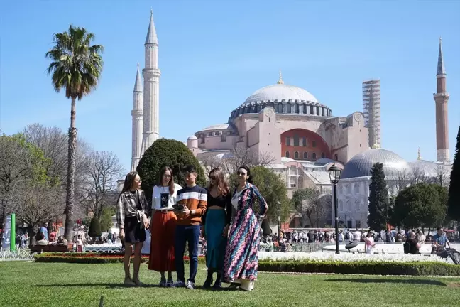 İstanbul'da turistler seçim günü tarihi mekanları doldurdu