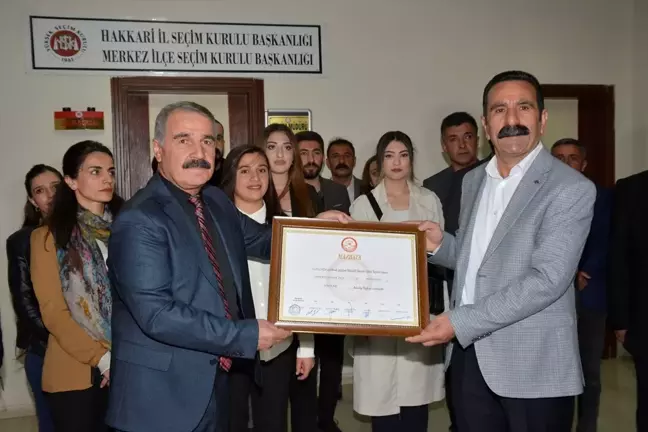 Hakkari Belediye Başkanı Mehmet Sıddık Akış Mazbatasını Aldı