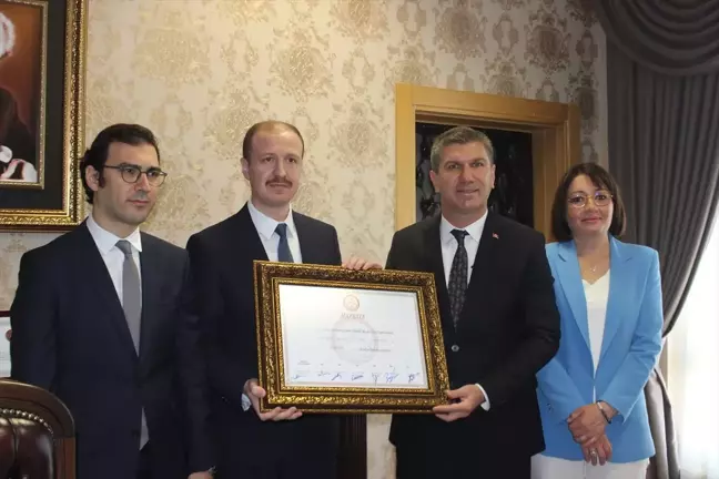 CHP'li Ali Orkun Ercengiz'e Burdur Belediye Başkanı mazbatası verildi