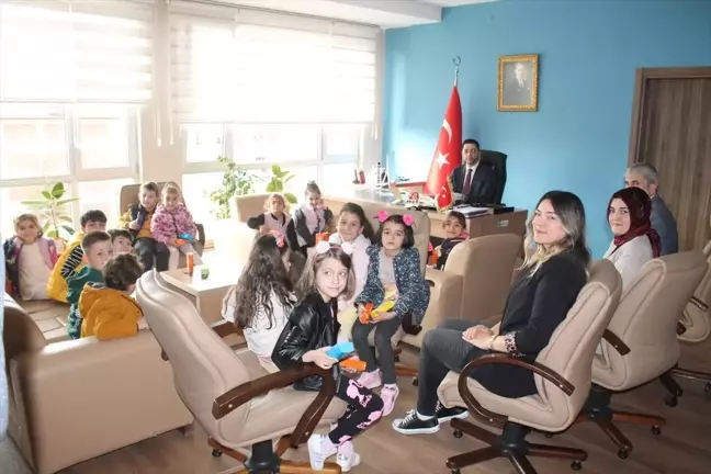 Tokat'ın Almus ilçesinde öğrenciler, Kaymakamlık ile Emniyet Amirliğini ziyaret etti