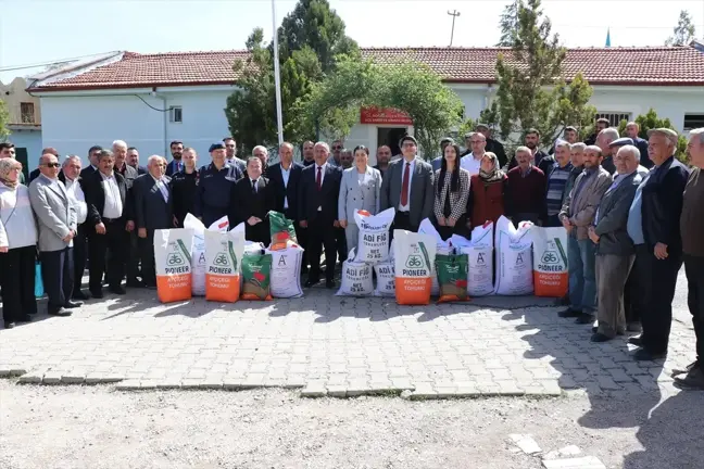 Çiftçilere hibe desteğiyle tohum dağıtıldı