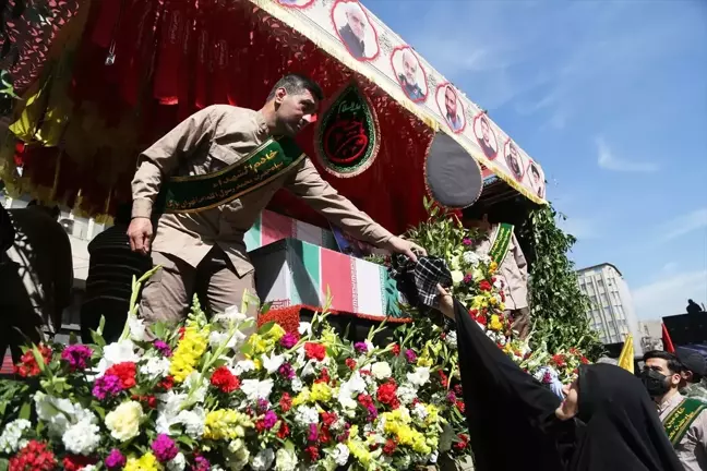 İran'da Şam Konsolosluğuna Saldırıda Hayatını Kaybeden Askerler İçin Cenaze Töreni Düzenlendi