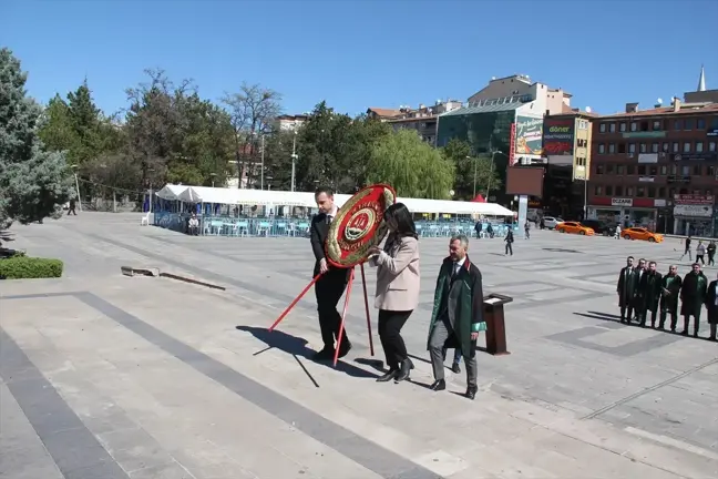 Kırıkkale Barosu Avukatlar Günü'nde çelenk sundu