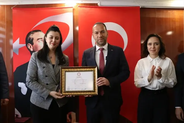 AK Parti'den Niğde Belediye Başkanlığına yeniden seçilen Emrah Özdemir mazbatasını aldı