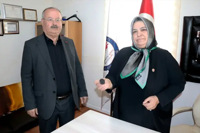 Yozgat'ın Sorgun ilçesinde tek aday olarak seçilen muhtar eşinden mührü devraldı
