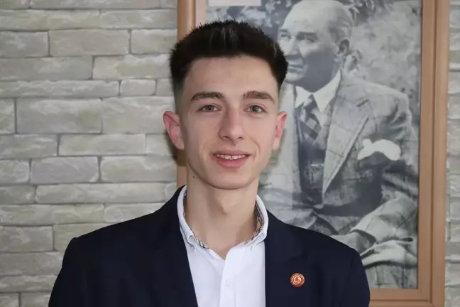 Kütahya'nın Domaniç ilçesinde genç yaşta muhtar seçilen Samet Koyun göreve başladı
