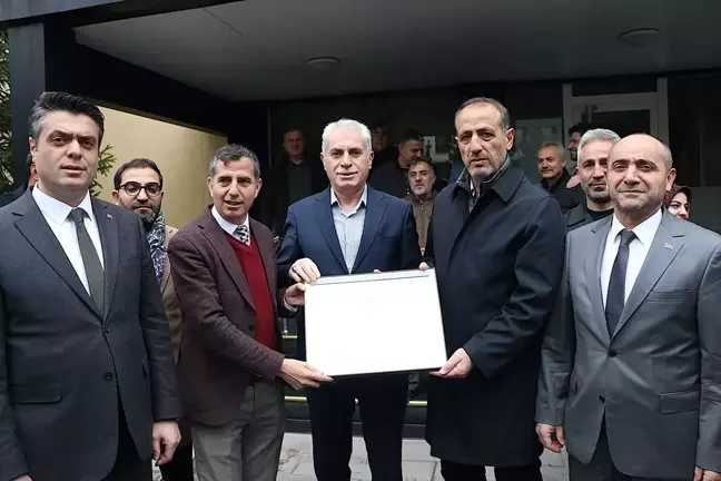 AK Parti'den Bayburt Belediye Başkanlığına seçilen Mete Memiş mazbatasını aldı