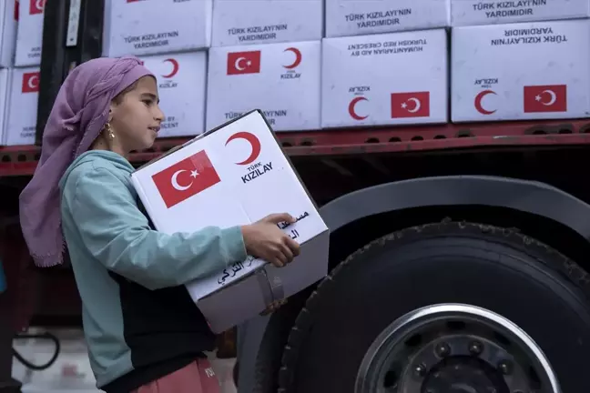 Türk Kızılayı, Irak'taki Baherka Mülteci Kampı'ndaki ihtiyaç sahiplerine gıda yardımı yapıyor