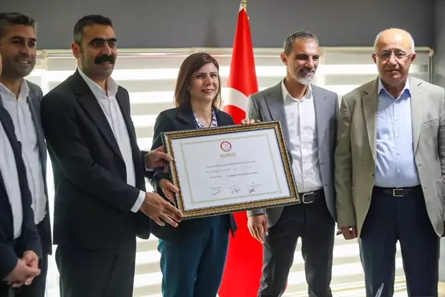 DEM Parti'den Diyarbakır Büyükşehir Belediye Başkanı Ayşe Serra Bucak Küçük mazbatasını aldı