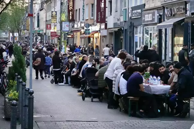 Almanya'da Türkler ve Almanlar Birlikte İftar Yaptı