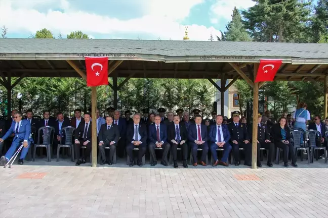 Uşak'ta Protokol Üyeleri Ramazan Bayramı Dolayısıyla Şehitliği Ziyaret Etti