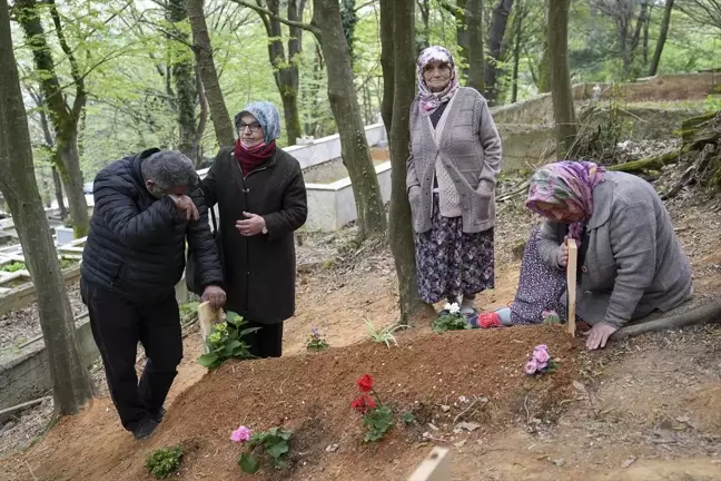 Beşiktaş'ta yangında hayatını kaybeden Efe Demir'in ailesi kabri başında dua etti