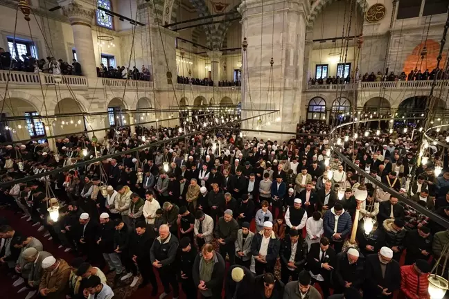 İstanbullular Bayram Namazı İçin Camilere Akın Etti