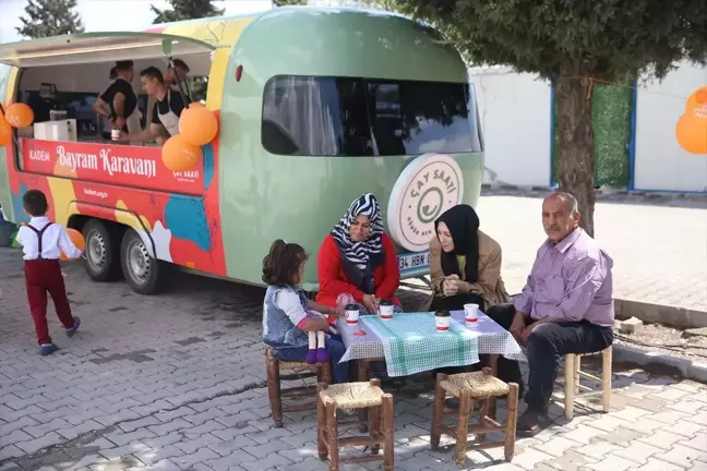 KADEM, Kahramanmaraş'taki depremzedelere 'Bayram Karavanı'yla ikramlarda bulunuyor