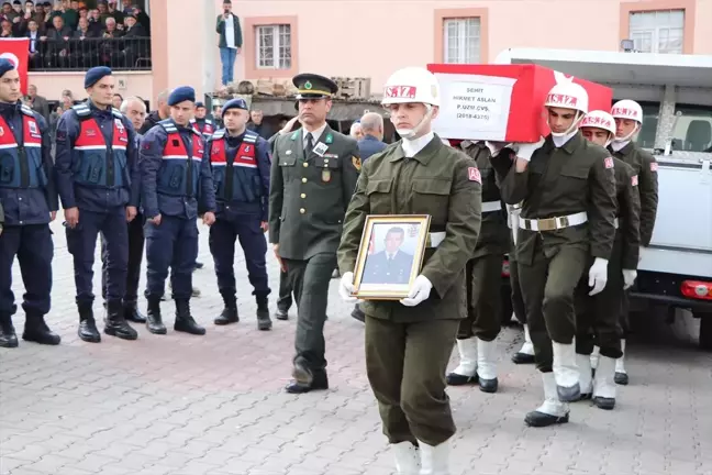 Pençe-Kilit Operasyonu Şehidi Hikmet Aslan Toprağa Verildi