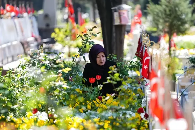 Ramazan Bayramı'nda Edirnekapı Şehitliği'nde duygusal anlar yaşandı