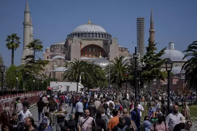 İstanbul'da Bayram Tatili ve Güneşli Hava İle Tarihi Yarımada Akını
