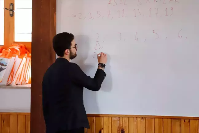 Üniversite öğrencisi camide matematik dersi veriyor