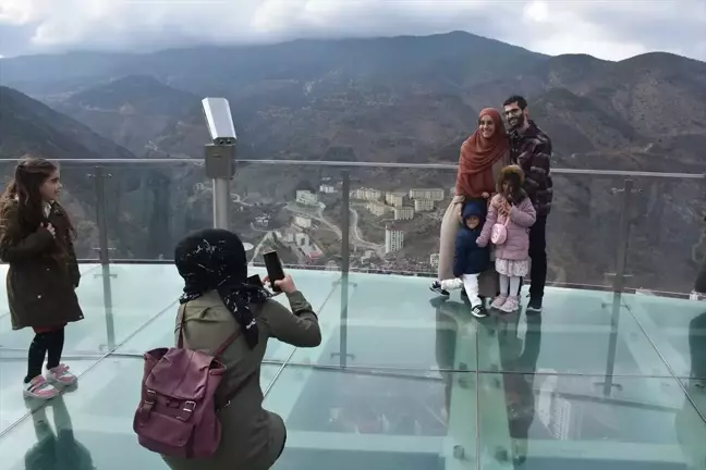 Gümüşhane Torul'daki Cam Seyir Terası Turistlerin İlgi Odağı