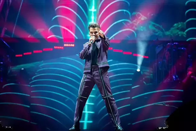 Kenan Doğulu Antalya'da bir otelde konser verdi