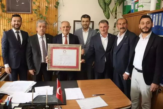 Yahyalı Belediye Başkanı Esat Öztürk, mazbatasını aldı
