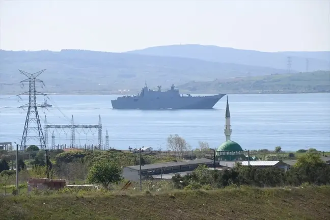 İspanya Donanması'na bağlı Juan Carlos I amfibi hücum gemisi Çanakkale Boğazı'ndan geçti