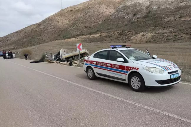 Sivas'ta Kereste Yüklü Kamyonet Devrildi: 1 Ölü, 2 Yaralı