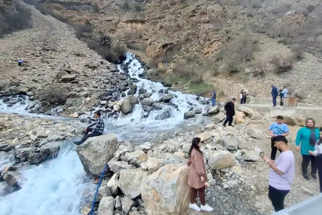 Van'ın Çatak ilçesindeki Kanisipi Şelalesi yeniden akıyor