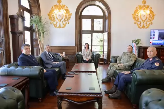 Edirne Valisi Yunus Sezer, Edirne Belediye Başkanı Filiz Gencan Akın'ı ziyaret etti