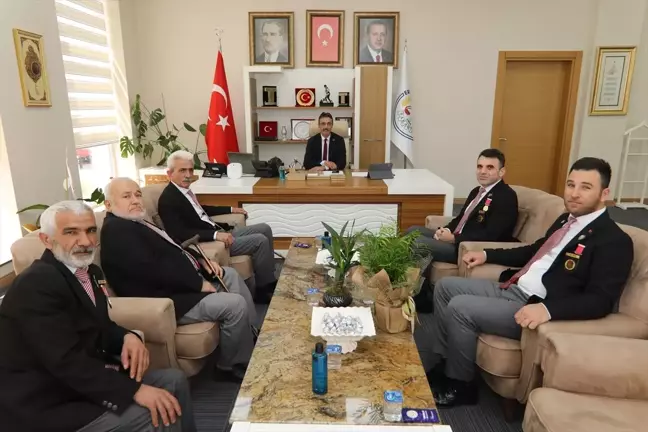 Erenler Belediye Başkanı Şenol Dinç Ziyaretçilerini Ağırlıyor