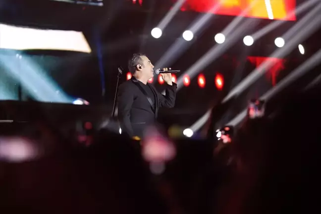 Ferhat Göçer Adana'da Portakal Çiçeği Karnavalı'nda Sahne Aldı
