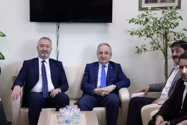 AK Parti Samsun İl Başkanı Mehmet Köse, 19 Mayıs Belediye Başkanı Osman Topaloğlu'nu ziyaret etti