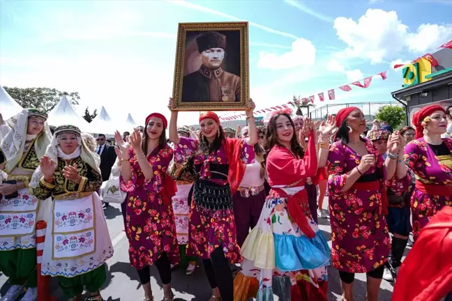 Alaçatı Ot Festivali'nde Renkli Kortej Yürüyüşü