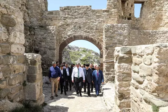 Van Kalesi'ndeki Süleyman Han Camisi Restorasyon Sonrası İbadete Açıldı